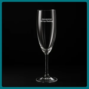 Champagneglas - Isa Östling - Nytt och oanvänt! Går köpa flera om så önskas. Perfekt present eller ett elegant glas att ha på själv.  Graverad detalj – Gravyr enligt bild med en unik touch. Specifikationer: Antal: 1st Höjd: 21 cm Volym: 21 cl Material: Glas Gravyr: Enligt angivet motiv Leverans 1 - 4 arbetsdagar