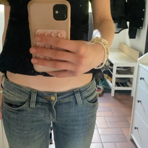 Blå jeansbyxor från Cheap Monday - Säljer ett par ljusblåa LOWwaist bootcut jeans från weekday/cheapmonday! Jättebra skick! Använt fåtal gånger. Storlek 27/30, XS.💓 Har små coola detaljer som man ser på sista bilden😚 (kan diskutera pris)
