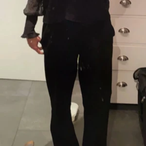 Svarta kostymbyxor med raka ben - Säljer ett par svarta kostymbyxor med normal passform och raka ben. Perfekta till en stilren look. Sköna också! De är i storlek S, men är uppsydda så de ska passa mig som är 165 cm lång 🩷 de är professionellt uppsydda , därav inget som syns(se bild)!  Lågmidjade 🩷