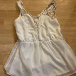 Fint linne med spets💕 - Denna är ifrån vero moda, har haft den säkert flera år i gaderoben men har aldrig kommit till användning💕