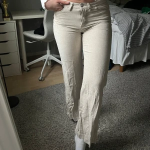 Beige vida tygbyxor  - Beige tygbyxor från Weekday. Aningen skrynkliga pga att knappt är använda och har legat i garderoben. Tips, att stryka dem! Perfekta för en stilren och avslappnad look🤍