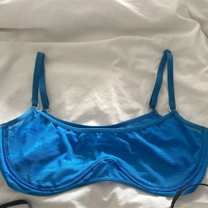 Topp - Jätte fin bralette från Lounge Underwear 💯 den är i mesh och är i storlek L men liten i storleken så passar även M/S⭐️