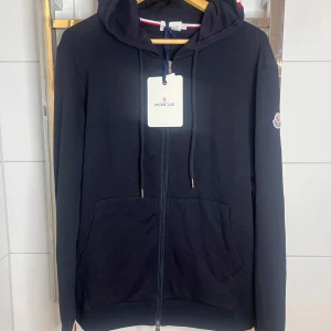 Moncler tröja - Tjena säljer denna ”Moncler Maglia hoodie” Storlek:L passar delvis M     Tveka inte på å höra av dig vid frågor.