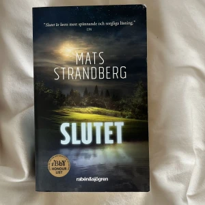 Slutet - En gripande ungdomsroman om att vara sjutton år när världen går mot sitt slut. Hur lever man när allt snart är över? Perfekt för dig som gillar spänning, känslor och stora frågor om livet och framtiden. Inga defekter eller skador❤️❤️