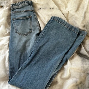 Ljusblå jeans från JDY - Säljer ett par klassiska ljusblå jeans från JDY med fem fickor och bälteshällor. Jeansen har en smal passform och stängs med knapp och dragkedja. Perfekta till vardags och enkla att matcha med olika toppar. Använt många gånger men fortfarande i bra skick! ❤️