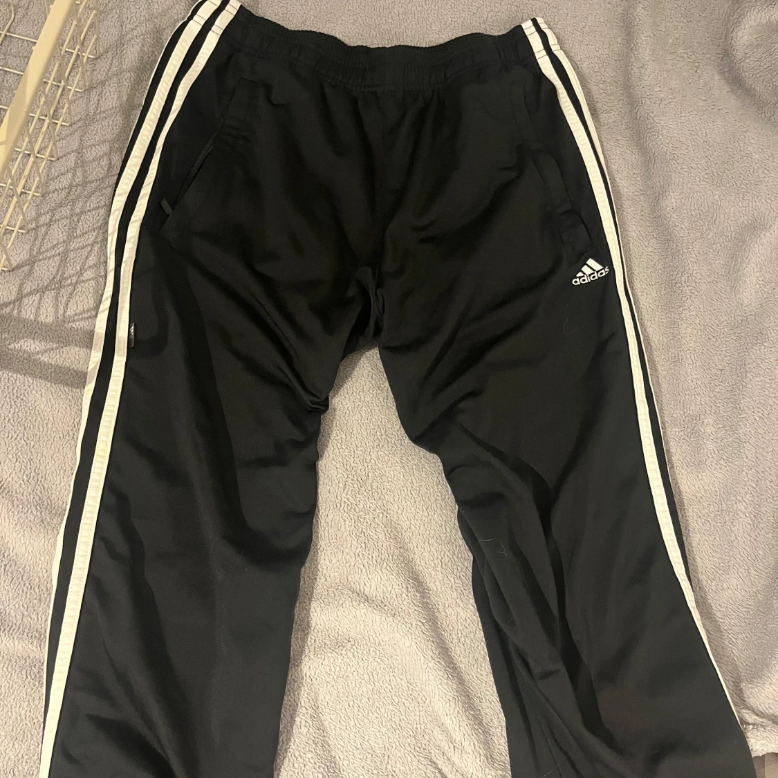 Svarta träningsbyxor från Adidas med vita ränder - 1