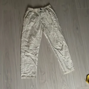 Linne byxor  - Snygga linnebyxor med normal passform och raka ben. Byxorna har sidofickor och bakfickor med knapp. Perfekta för en stilren och avslappnad look.