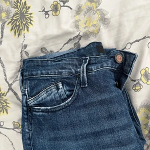 Blå Replay jeans - Säljer ett Replay jeans då dem inte passar mig har använt de 1 gång innan