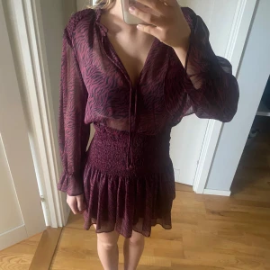 Fin klänning Zara - Jättefin klänning från Zara i mycket bra skick! Knappt använd💗💗💗Kan mötas upp i Stockholm om det önskas😇