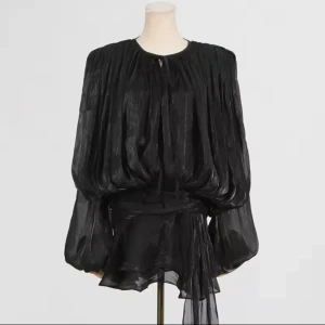 klänning  - Säljer denna populära klänning. Den har shorts inuti. är storlek M men är väldigt kort på mig som är 175 så därav säljer jag den o den är helt ny ❣️passar S 