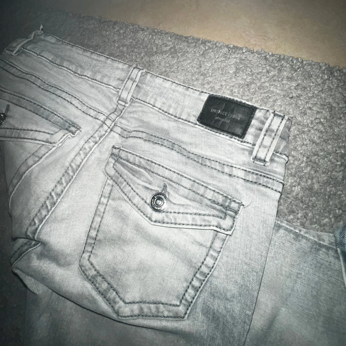 Grå bootcut jeans från ginna( Perfect Jeans) - 2