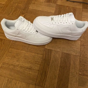 Nike air force 1 - Hej har inne ett par sjysta air forces perfekta till sommaren. Hör gärna av dig kring funderingar. 