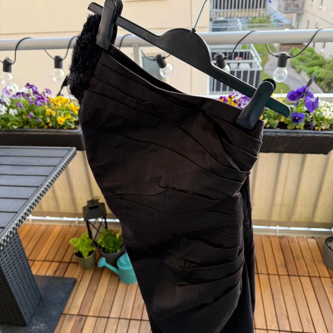 Svart oneshoulder klänning med volangdetalj - 3