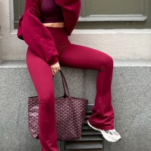 Tröja och byxor - Super fint och skönt set från MK Lifestyle, vinrött från deras Valentines kollektion 2024. Använt ca 2 gånger. Säljer båda delar för 500, köpt för 1200kr (599 kr/st). Storlek M (tall) i byxor och M/L i tröja. Tröjan har ett mjukt material inne(se på bild) Byxorna är träningstights med utvändiga ben.