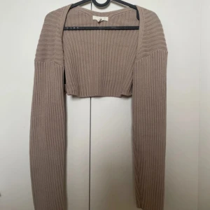 Beige croppad ribbad bolerotopp från H&M - Fint skick, mörkare beige men skulle nog säga att brunt 