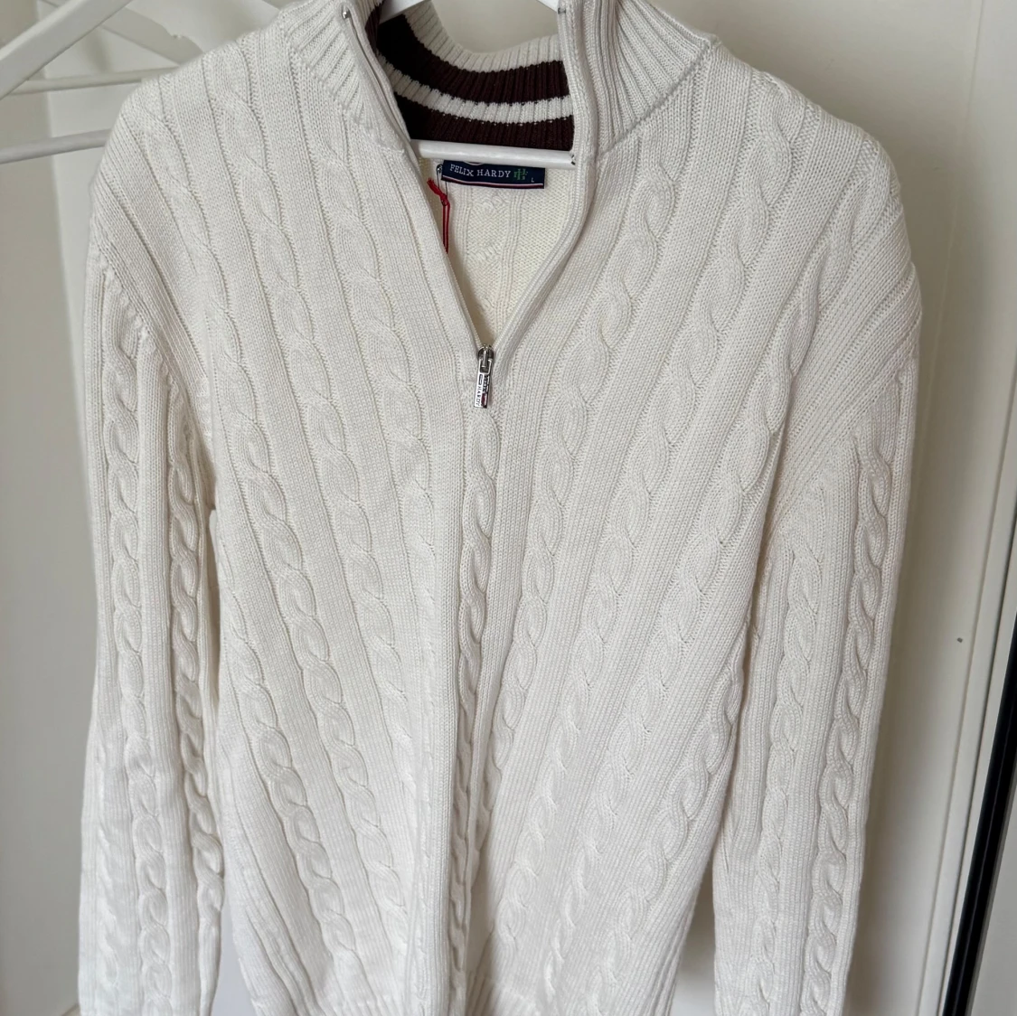 Vit stickad tröja med dragkedja från Felix Hardy