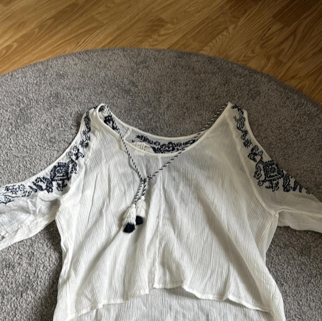 Vit blus med broderi och öppna axlar - 1