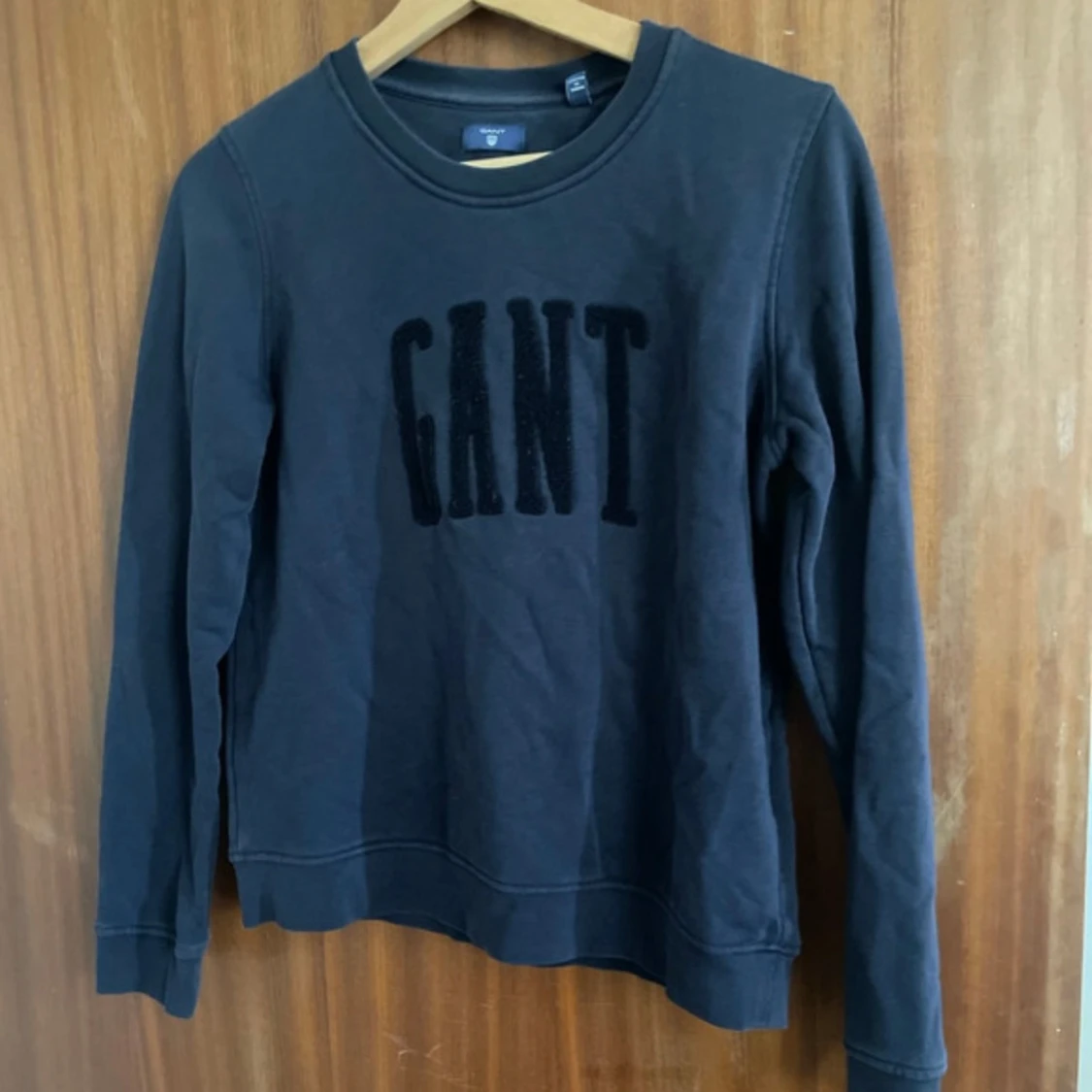 Mörkblå sweatshirt från GANT