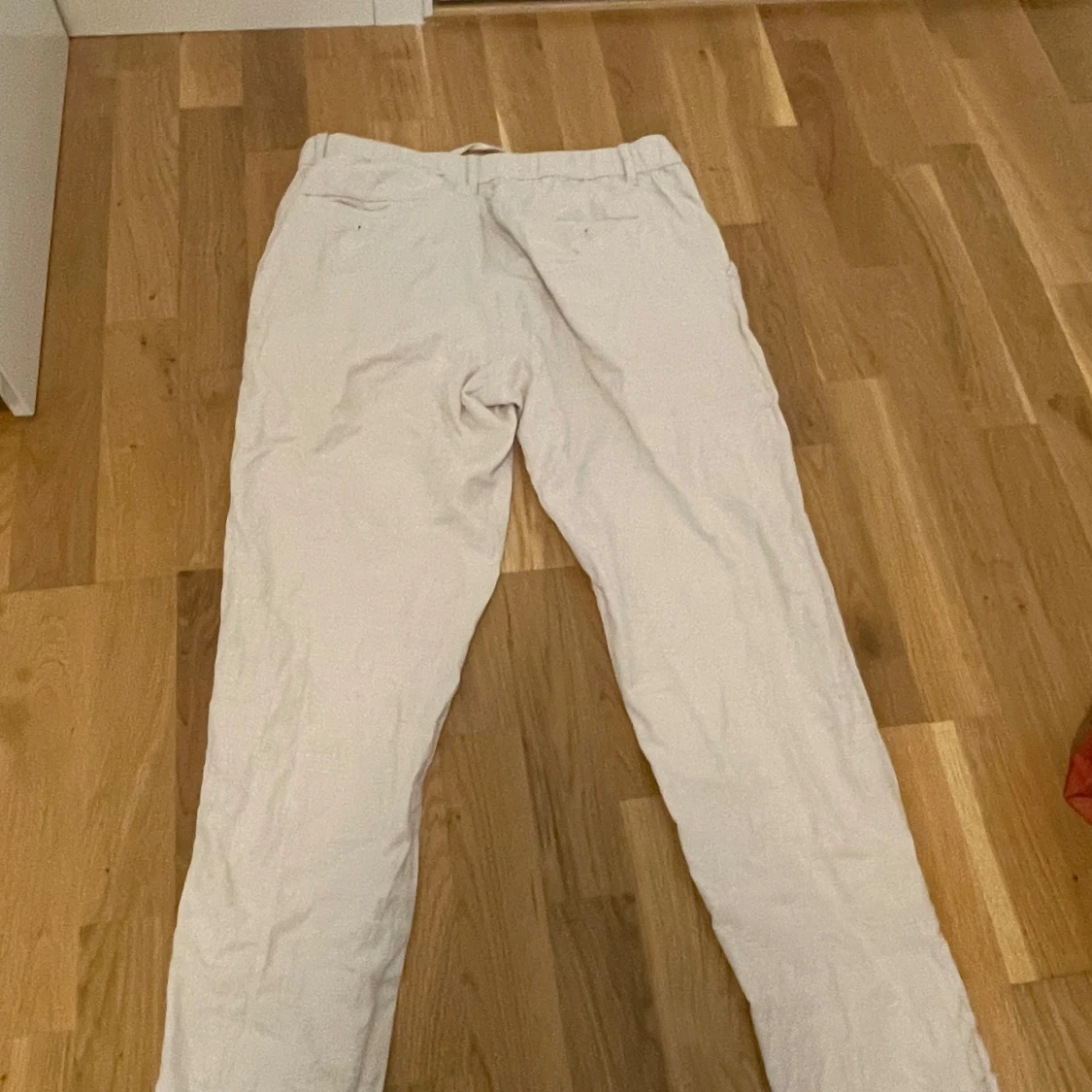 Beige linnebyxor från Uniqlo med dragsko - 2