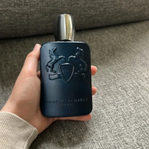 🚨FYND🚨PDM LAYTON🚨FYND🚨 - Sälja/byte(nische byte) hej jag säljer denna fantastiska lyx parfymen (Ca 100ml/125ml). Parfymen heter Layton och är ifrån det franska nische märket Parfums de Marly. Jag vill ha 1450kr för den eller en nische parfym i ett byte. Den är lite sliten efter att ha tappat den men allt annat är perfekt😁 pris ej satt i sten