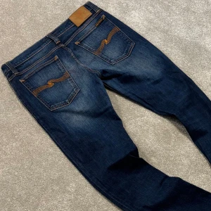 Nudie Jeans - Tja! Säljer dessa schyssta blå Nudie jeans med fet tvätt! Jeansen är fint skick! Slimfit passform. Size 31/34 men små i storleken speciellt i längden så skulle säga typ 30/32. Mått: Midja 40cm, ytterbenslängd 100cm. Skriv vid funderingar!