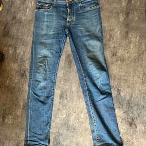 Limited edition Jacob Cohën jeans - Limited edition Jacob Cohën jeans. Modell bard. Använda men bra skick. Nypris 8800. Storlek 32 men passar 31-32. Stretch material, skönaste byxorna jag någonsin har haft. Säljer tyvär för de har blivit för tajta för mig