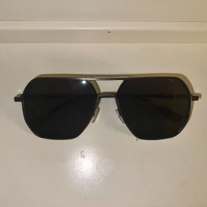 Svarta solglasögon  - Ett par svarta aviator-modeller med markerad ram. Mörka glas och näskuddar för extra komfort. 99:-
