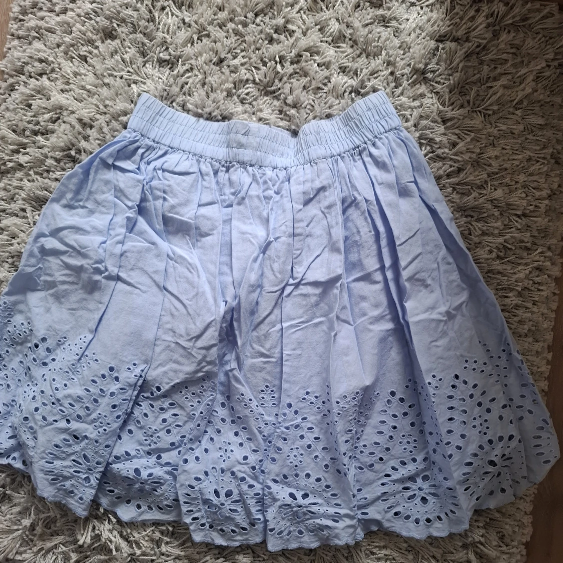 Ljusblå kjol med broderade detaljer - 2