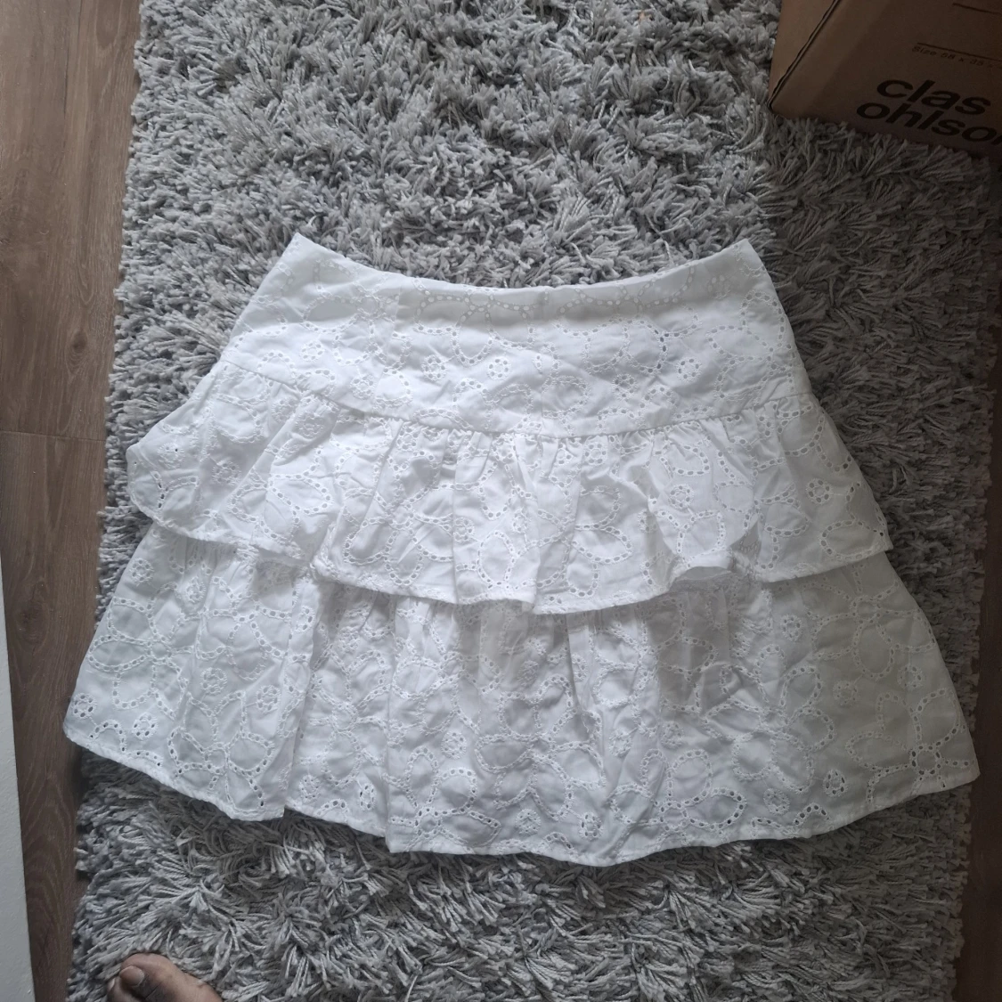 Vit volangkjol med broderade detaljer - 1