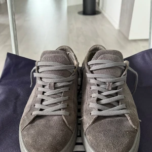 Grå mockasneakers med snörning - Tjena grabbar ⭐️|Säljer ett par stilrena grå sneakers från Common Projects i mjuk mocka| storlek 44|Då dom inte heller används| vill bli av med dom så kom bara med bud de mesta kan accepteras| vid frågor elelr funderingar bara o fråga svarar oftast inom en timme| ha de bäst så länge🌄🤩