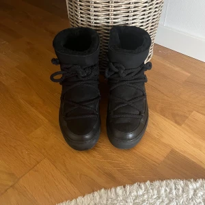 Svarta inukki skor - Säljer min nästan helt nya inukki skor (använda 3 gånger). Då jag fick ett par beiga i present och då inte har användning för dessa. Köpte dom för 2999kr säljer för 2300kr (pris går att diskutera vid snabb affär) storlek 38