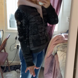 Svart cardigan från Moncler - Säljer min jätte fina mörkgröna moncler cardigan, storlek 3, motsvarar M men passar mig perfekt som har xs/s. 