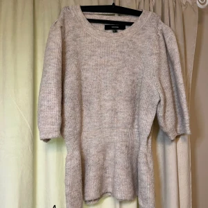 Stickad t shirt  - Fin stickad t shirt i strl M, inga defekter. 