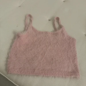 Rosa fluffig croppad linnetopp - Den är från New yorker den är baran använd fåtal ggr den är mkt fluffigare än vad den ser ut på bilden💞