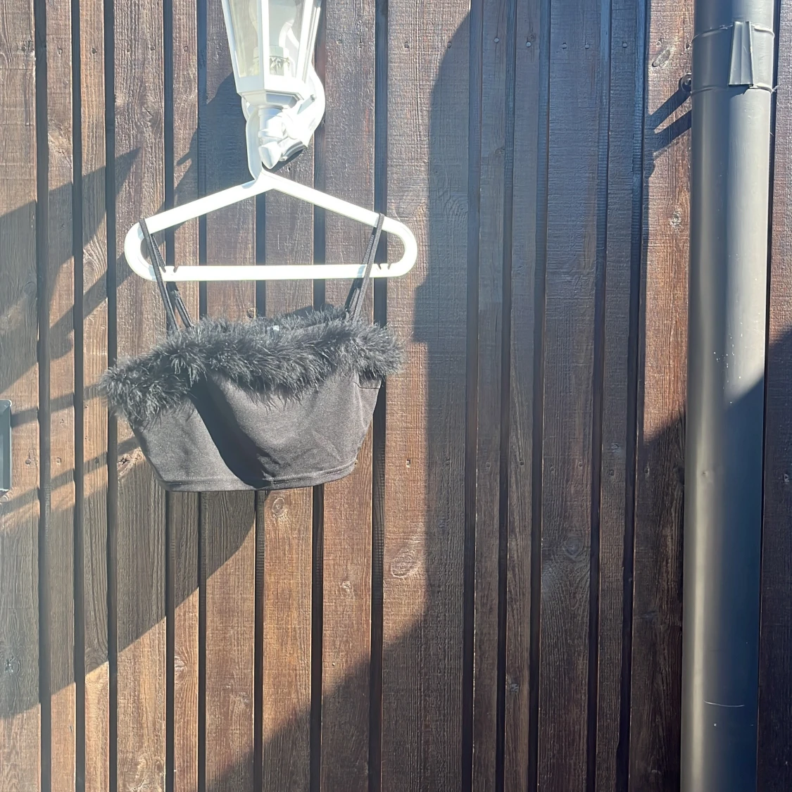 Svart bandeau topp med fuskpäls