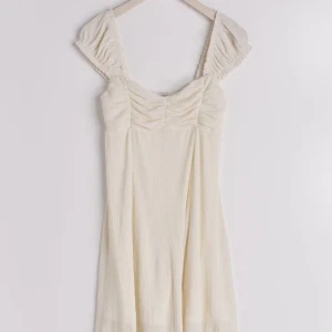 Klänning - Slutsåld klänning från gina, aldrig använd🌸