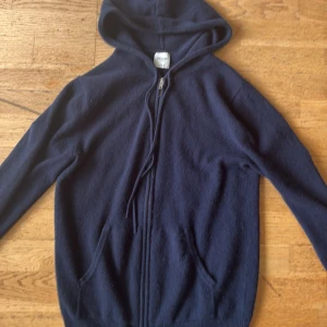 John Henric Cashmere Hoodie zip  - Helt ny, använt 1-2 gånger inte min stil, inga hål eller defekter 
