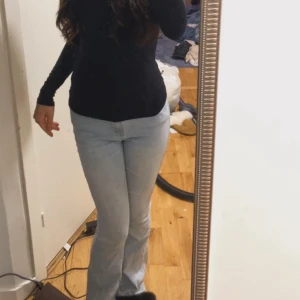  Jätte fina Ljusblå Jens helt nya  - Säljer ett par ljusblå jeans med bootcut passform. Byxorna har klassisk femficksdesign och är tillverkade i mjukt denimtyg. Perfekta för dig som gillar en retro vibe och vill ha ett par jeans som sitter snyggt över höfterna och släpper ut vid benen.