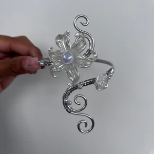 Armcuff  - 🌸Går att böja ut eller in för att få din perfekta passform 🌺Gör även customs!! Skicka in bild eller din idé så kan vi nog säkert lösa det 🥰