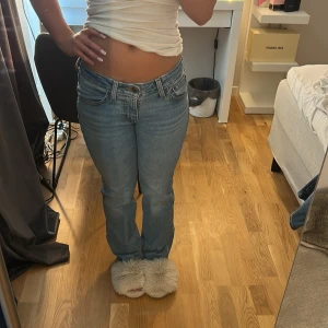 Levi's Superlow Bootcut jeans ljusblå - Säljer ett par Levi's Superlow Bootcut jeans i ljusblå i storlek 24, de är som nya då dom används få tal gånger på grund av att dom är lite för korta💗Pris kan diskuteras