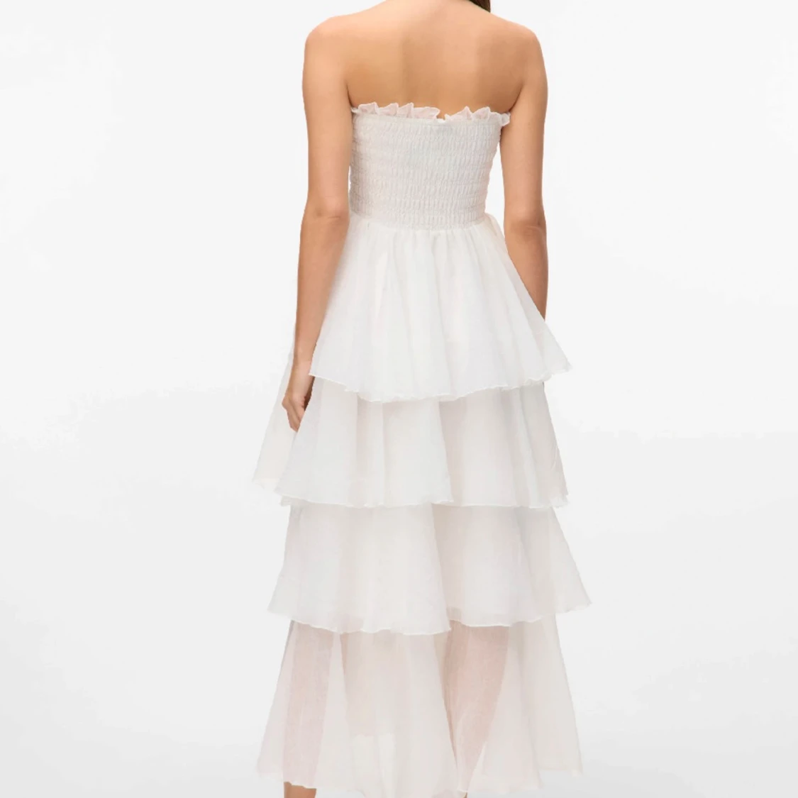 Vit volangklänning med bar axel - 1