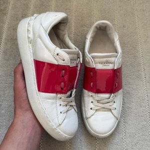 Valentino Open Tjejskor Rosa/Röda - Säljer dessa sjukt fina tjejskor! Nypris 8000kr! Går ej att få tag på denna färg! Skickar med box!