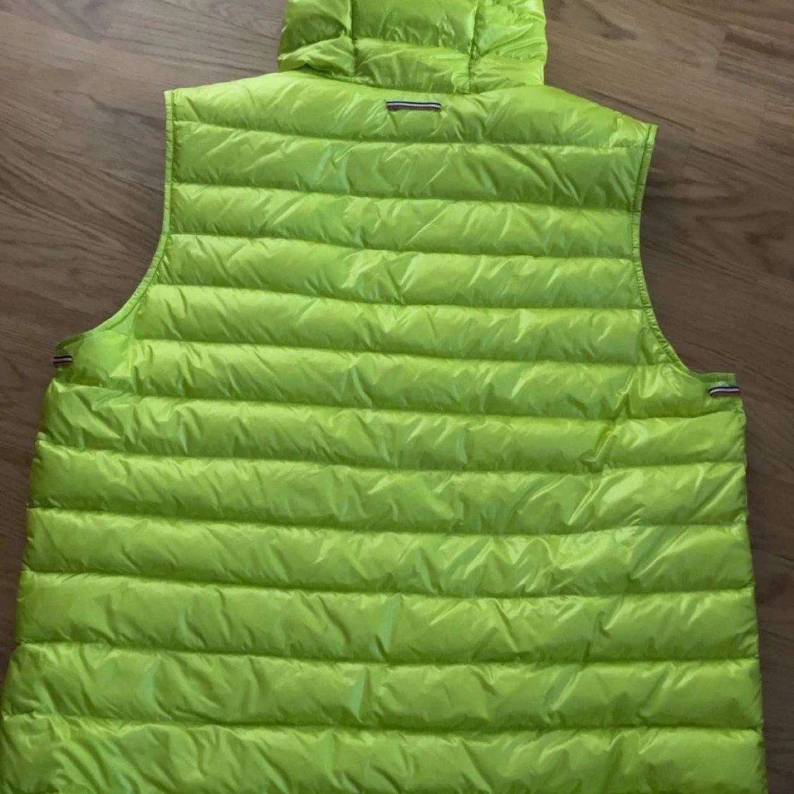 Neongul dunväst från Moncler - 1