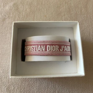 Christian Dior armband  - Christian dior armband, helt nytt. Perfekt nu till sommaren 💫