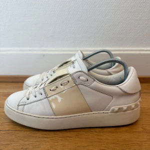 Valentino open sneakers  - Säljer nu dessa fina valentino open skor | Super fint skick | Storlek 37 | Hör gärna av er vid frågor eller funderingar 