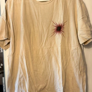 Louis Tomlinson 2023 - Louis Tomlinson world tour merch med stor 'World Tour' print på ryggen. Köpt på hans konsert i Stockholm på Hovet. Skön passform och klassisk rund hals. (OBS!! Kommer strykas innan jag postar den) 