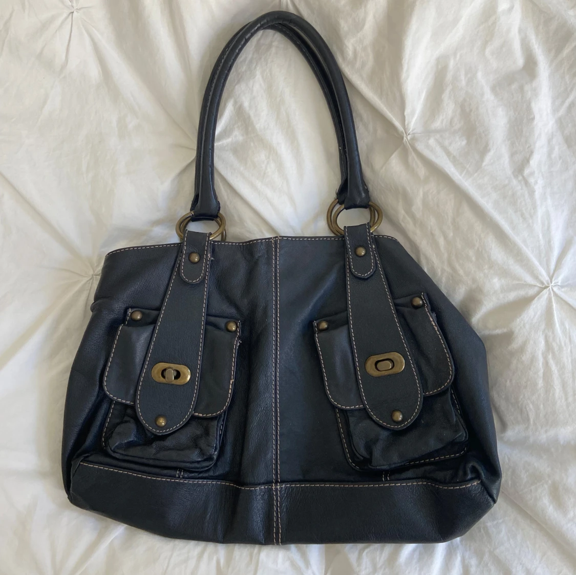 Svart handväska i skinn med fickor