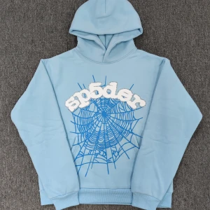 Blå Sp5der hoodie med strasstenar - Ljusblå hoodie från Sp5der helt nyskick (oanvänd) priset kan diskuteras (75kr för följare i plick)  