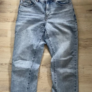 Ljusblå jeans från Vila, storlek 36 - Snygga ljusblå jeans från Vila i klassisk femficksmodell. Jeansen har hög midja och raka ben med en avslappnad passform. Tillverkade i bomull med en tvättad look som ger en cool vintagekänsla. Perfekta till sneakers eller boots.