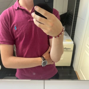 Vinröd pikétröja från Ralph Lauren - Säljer en vinröd/lila pikétröja från Ralph Lauren som sitter riktigt bra och väldigt snygg färg. 